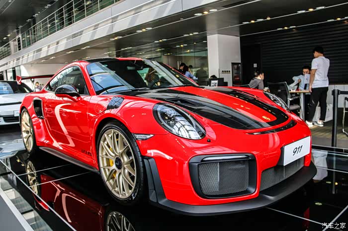 那天从保时捷展厅回来后,我做了一个梦(红黑911gt2rs)