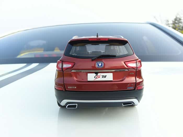 长安cs75尾部看起既时尚又动感,保留着稳重沉稳的造型