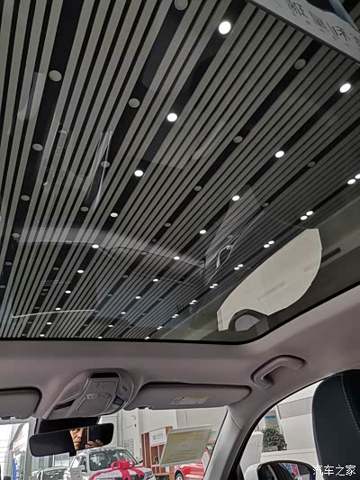 全景天幕尺寸太大,视觉效果非常好,很喜欢