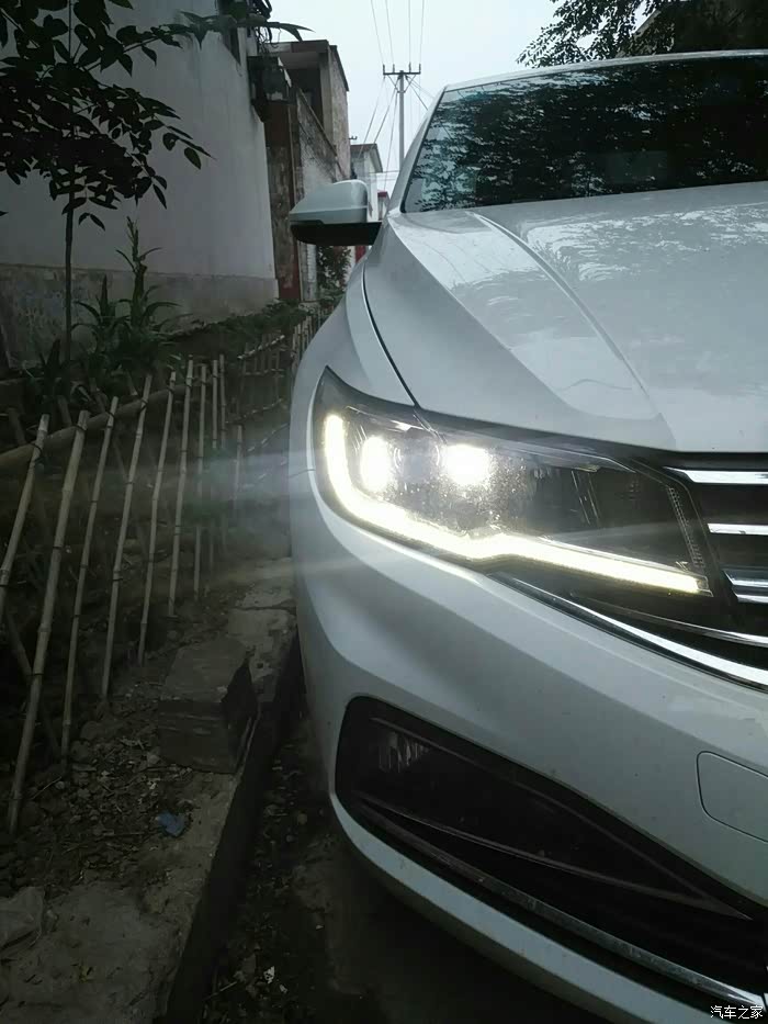 为什么别人的宝来多个日间行车灯?