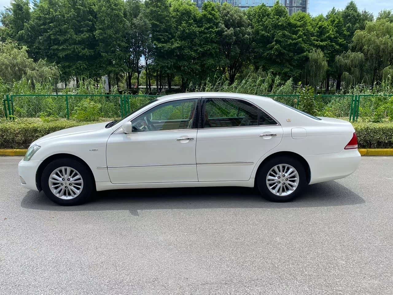 丰田皇冠12代稀有白色内饰保养炒鸡新