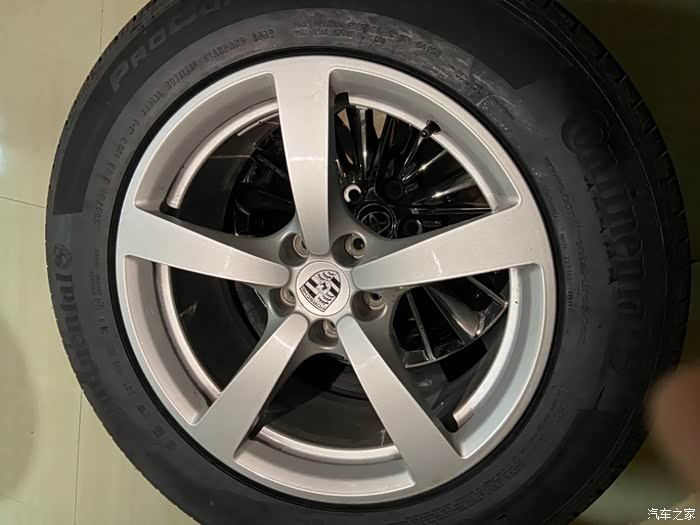 macan原厂五幅18寸轮毂轮胎