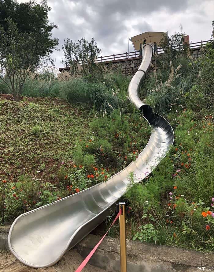 网红滑梯需要爬上一小截才行,但是身高体重有限制,上线是180,哈哈.