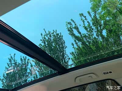可开启式全景天窗打开天幕以后就会阳光明媚只要踮起脚尖就会靠阳光