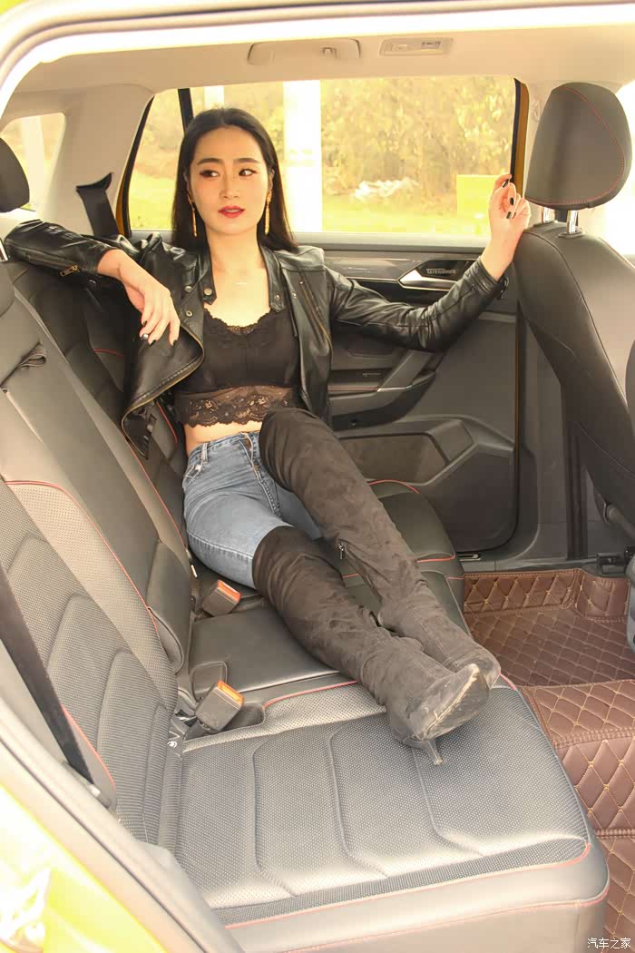 【美女当车模】紧身牛仔裤搭配黑色长靴,尽显长腿女神好身材