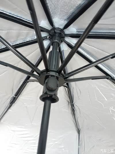 黑色钢材质的伞骨.轻盈的同时能完美的撑起雨伞.