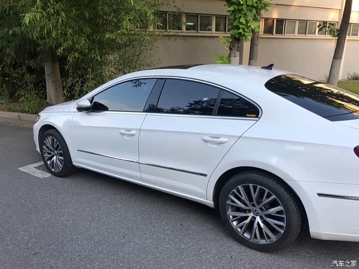 【图】白色开了一年半了,第一次被蹭,补了漆,色差这么大_一汽-大众cc