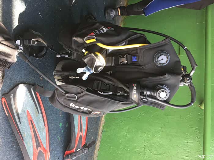 bcd水肺以及气瓶是潜水员水下赖以生存的装备