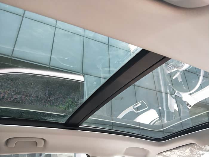 天窗是个惊喜,大真的,坐车里感觉压抑,爽.