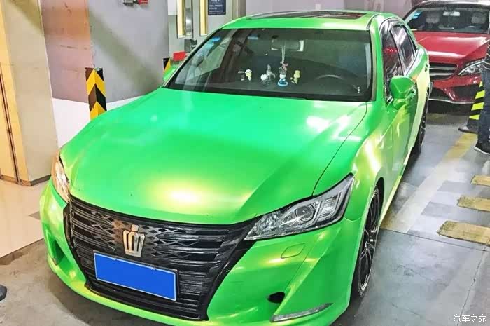 一出停车场吓我一跳绿色的14代丰田皇冠