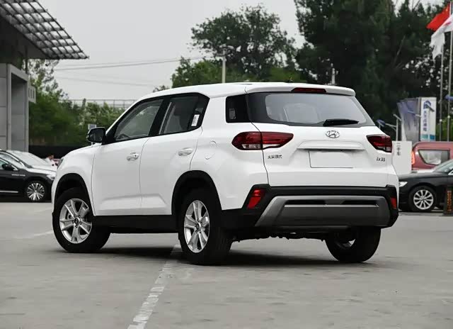 前脸完全失去了以往韩系车一贯时尚精致的特点看起来有点憨憨