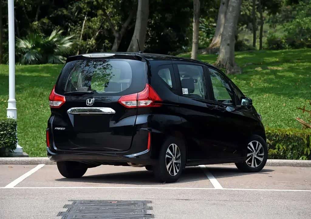 从freed的车头部分来看,它几乎就是一台升高版的飞度