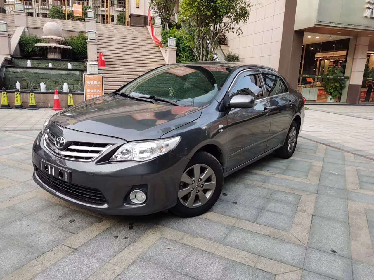 这个颜色的老款丰田卡罗拉我觉得很酷