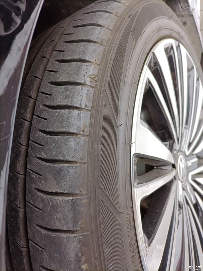 两年半的帕萨特轮胎出现龟裂