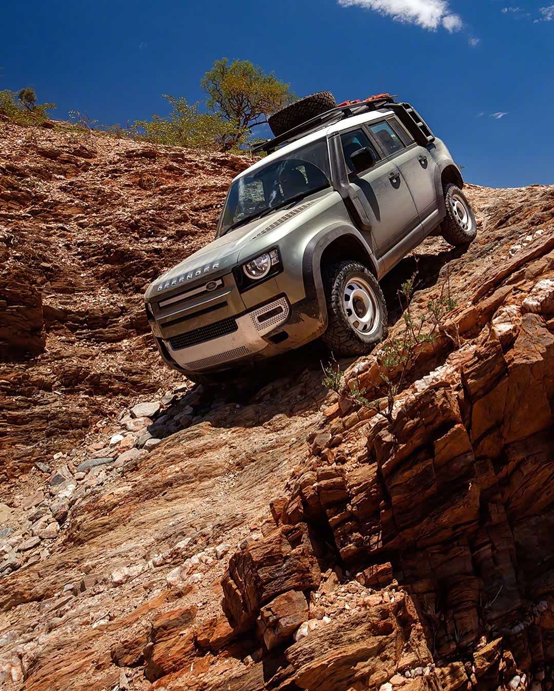 路虎卫士是一款有着纯正越野风格的高级吉普车