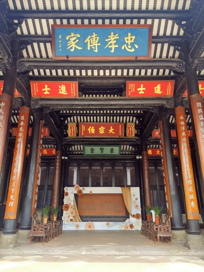 悬挂每一块牌匾,都一份可以光宗耀祖骄傲.