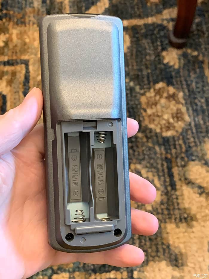 lx570后排电视遥控器电池盖