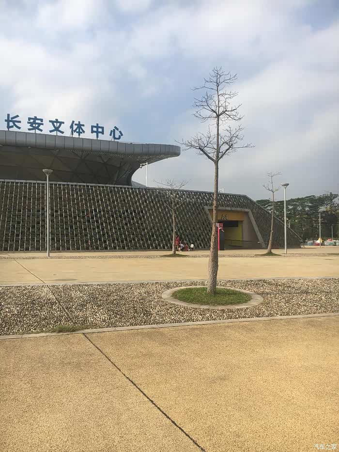 冬日阳光下开着gs游览长安体育公园全民健身