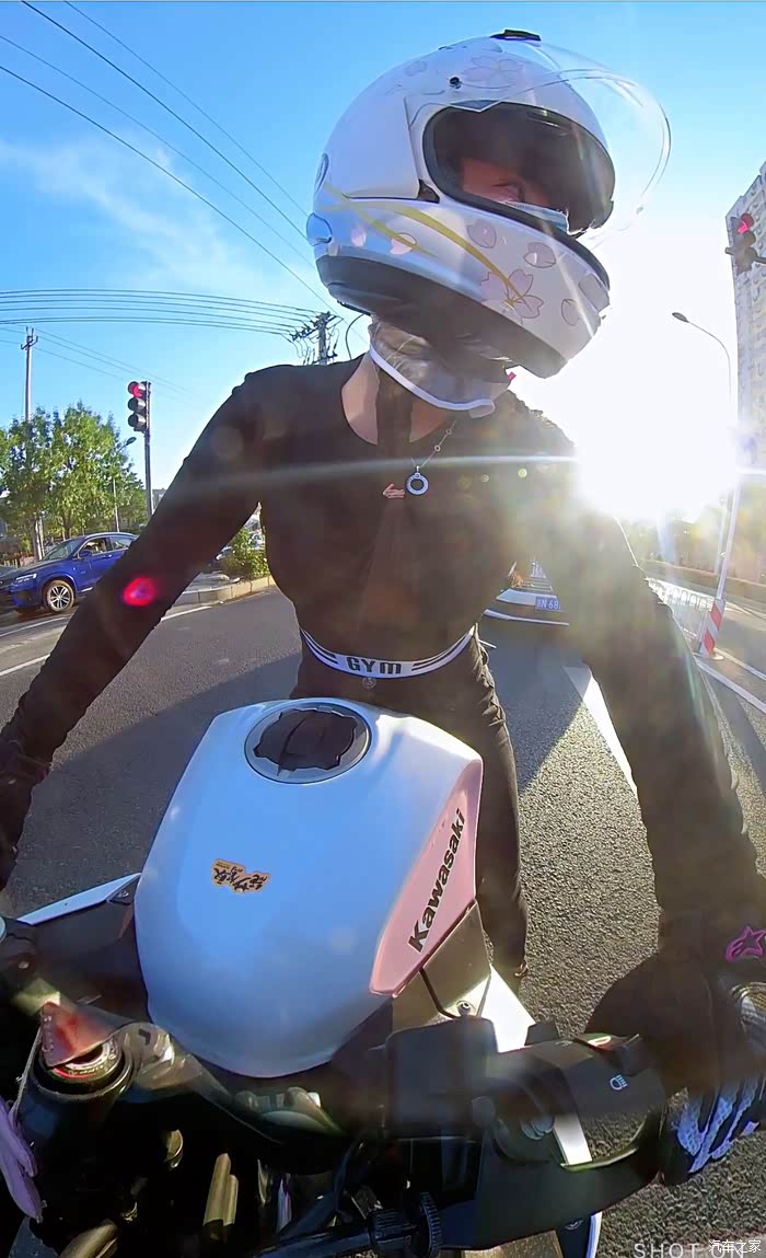 机车女孩在去见你的路上连微风都是甜的