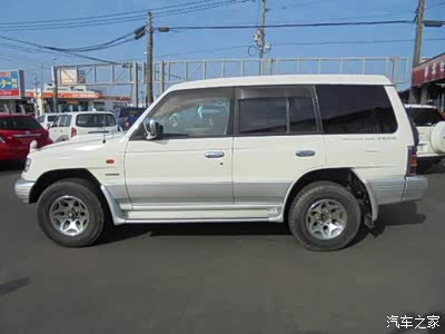 以为菱帕杰罗v46 4m40柴油涡轮增压发动机带有中冷装置最马力125ps最