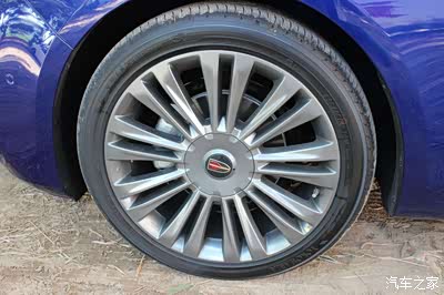 微风骄阳,绿荫下,红旗h5魅力四射