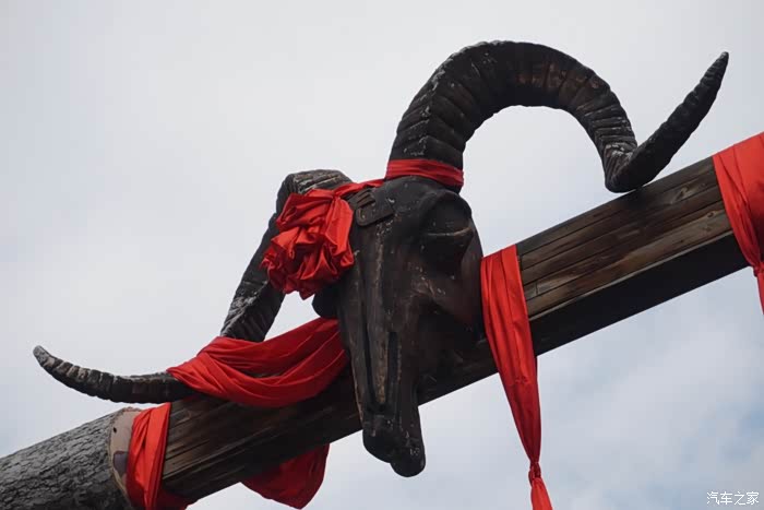 这是寨子大门口的门头,这个牛头的雕塑大概有十米高吧.
