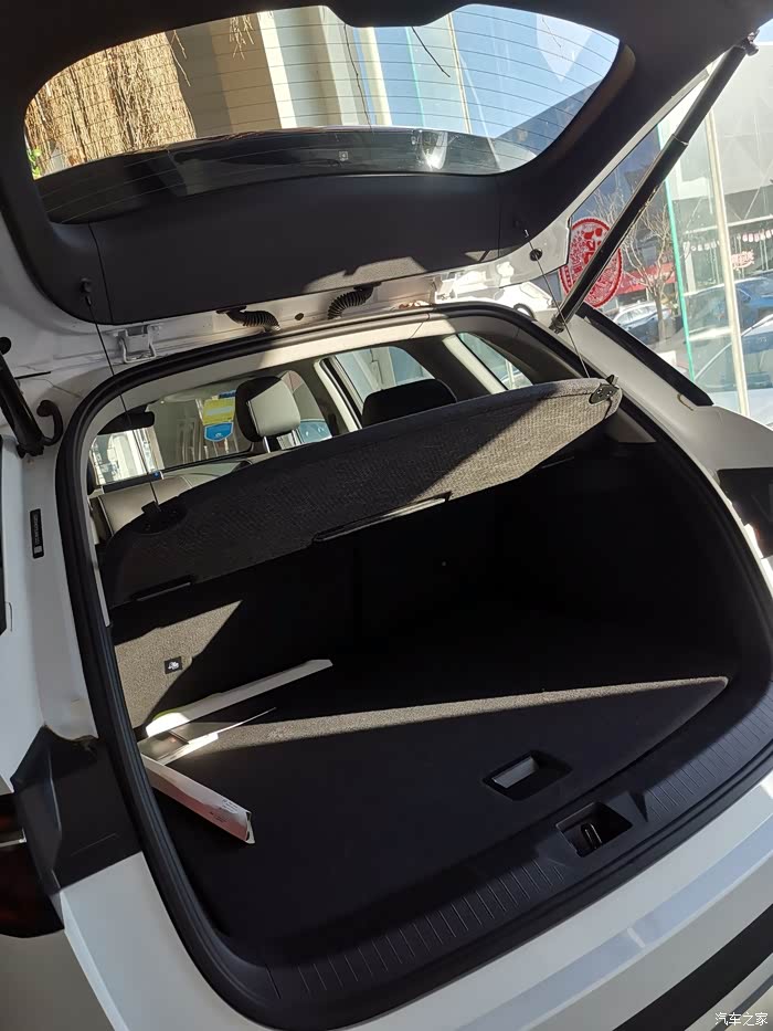 看看那宽敞的后备箱空间,家庭用的话绝对是够用了,没问题的这个