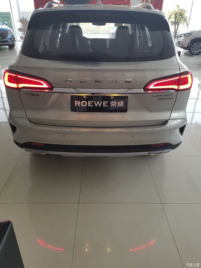尾部是荣威的英文字母标,很大气,尾灯是led的,夜晚很亮!