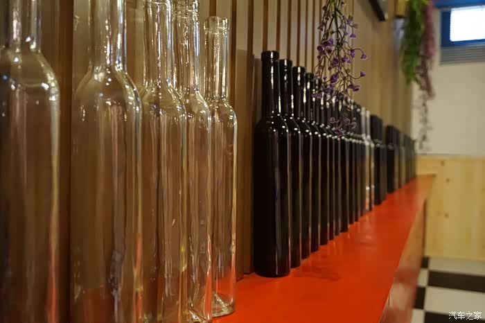 陈列很多酒瓶