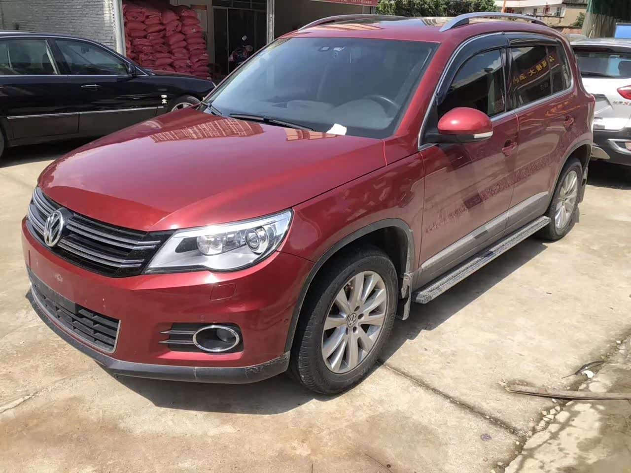 骚红色的大众途观非常有质感.