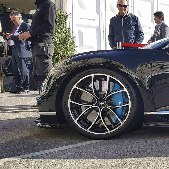 全黑布加迪chiron 配蓝色卡钳!