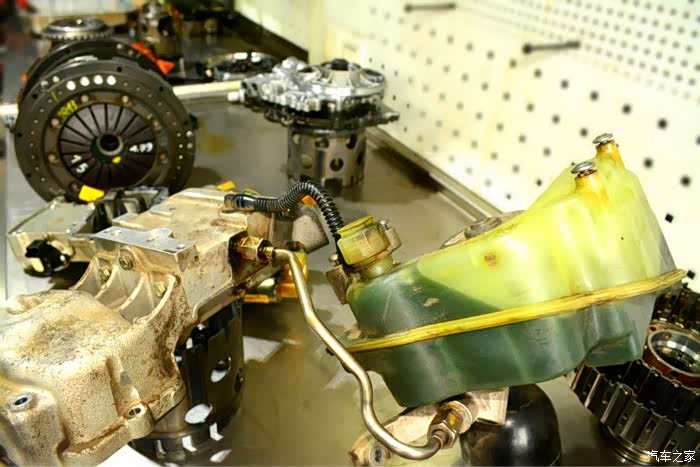 兰博基尼变速箱漏油,无法行驶要这样维修