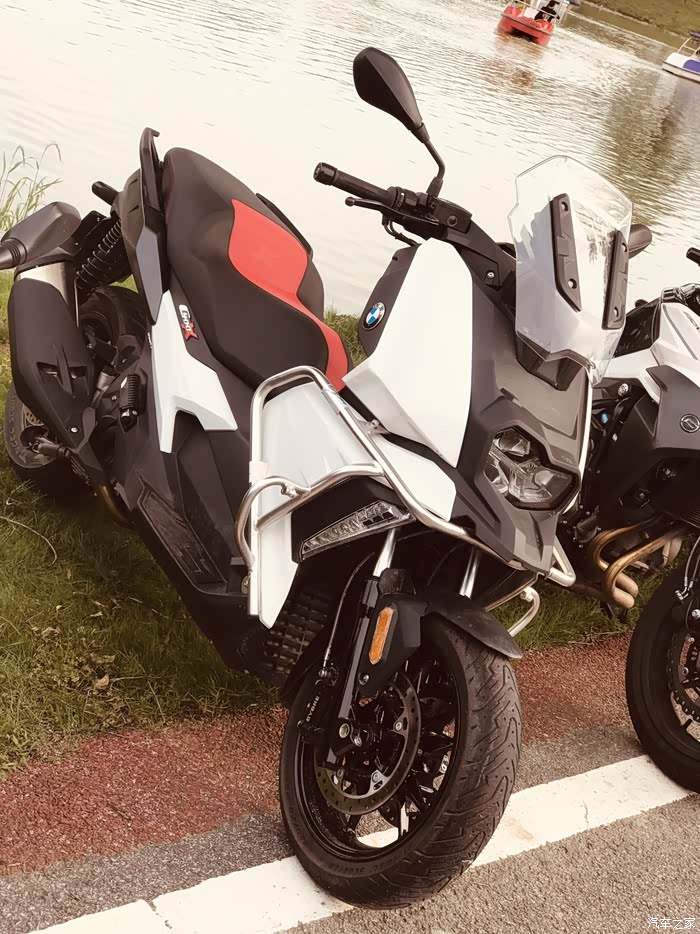 继雅马哈nvx155后又一新朋友白马c400x