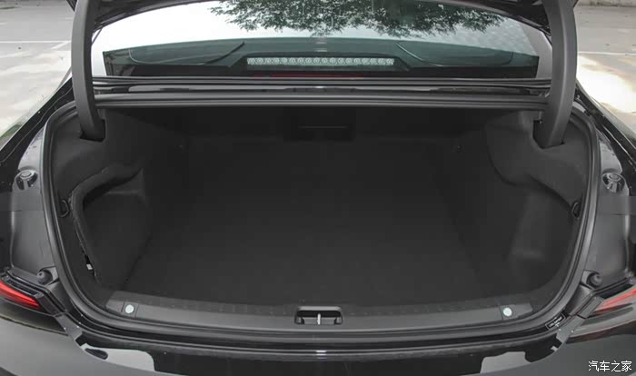 后备箱也超级大的呢,放东西真是超级爽了