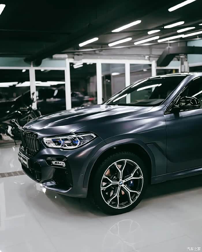 宝马x6m50i实车外观采用了哑光车漆涂装尽显运动质感