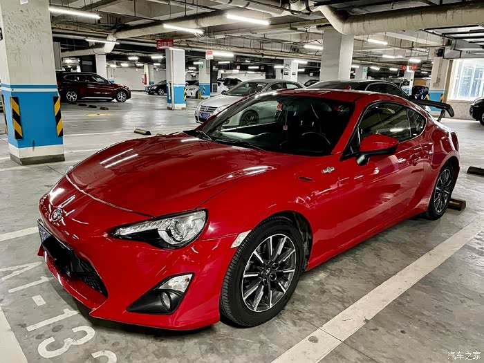 红色的丰田toyota86侧面的整车设计优雅车面流光溢彩