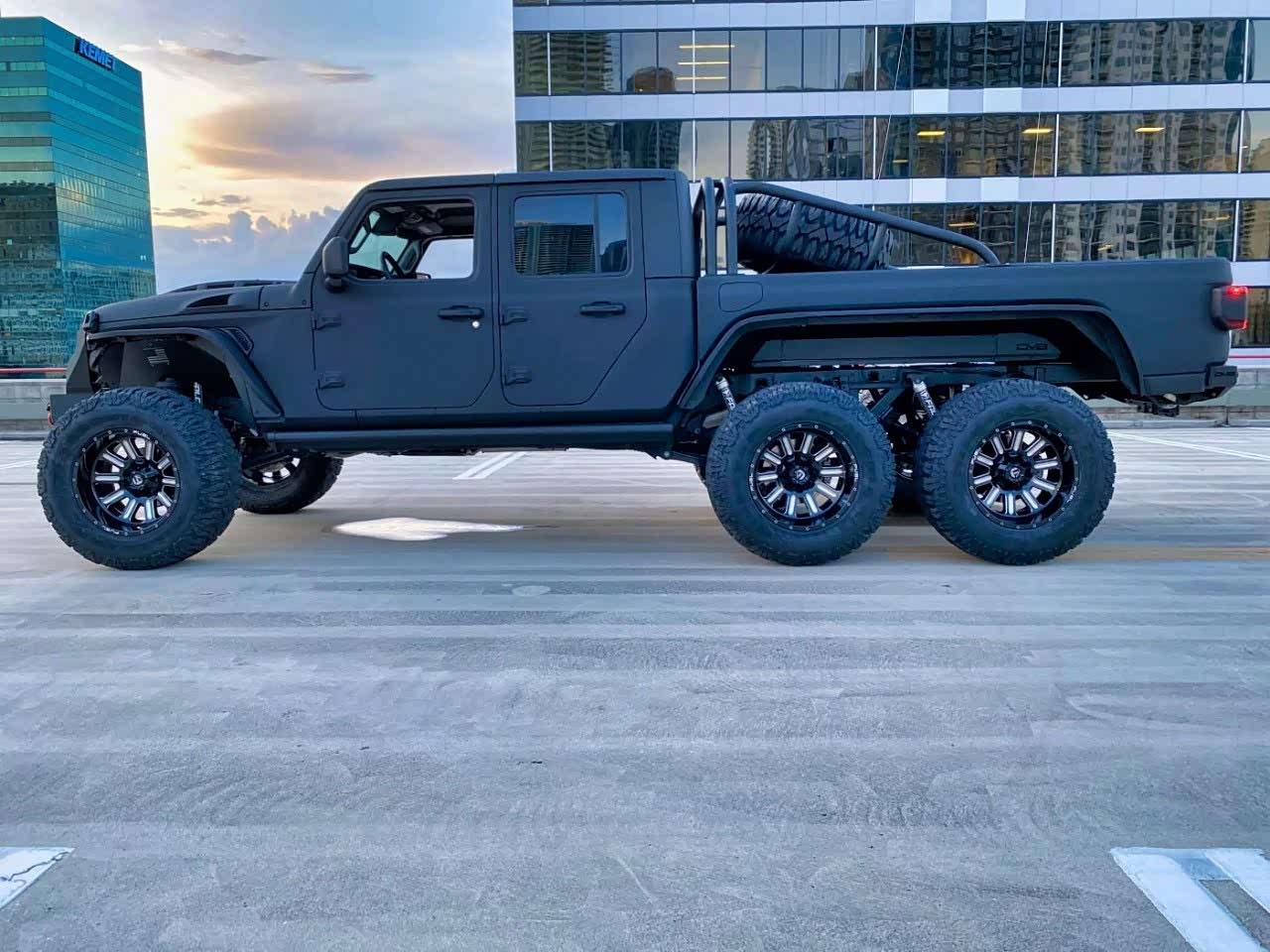 jeep这个硬派越野车六轮驱动皮卡,感觉非常的拉风.