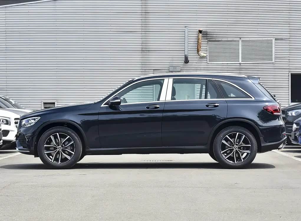 点阵式繁星中网内一道镀铬饰条将醒目的三叉星辉logo完美串联