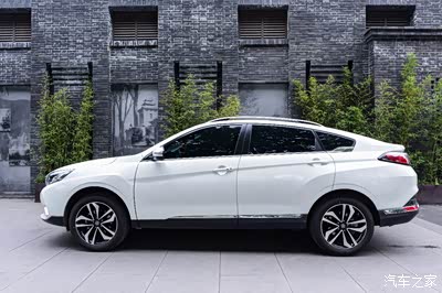 说起启辰t90,小学妹可是一见钟情,她觉得溜背式造型设计,运动感与时尚