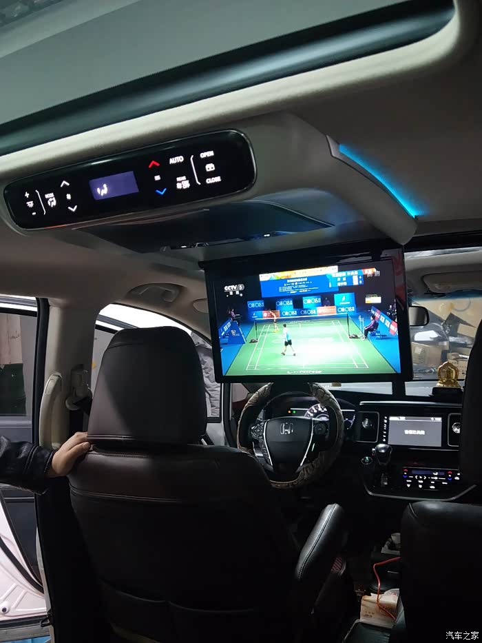 艾力绅到店安装吸顶电视