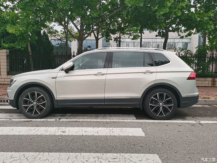 途观l2017款330tsi自动两驱旗舰版冰岛银赏析