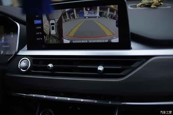 悬浮式的大屏幕,立体感十足