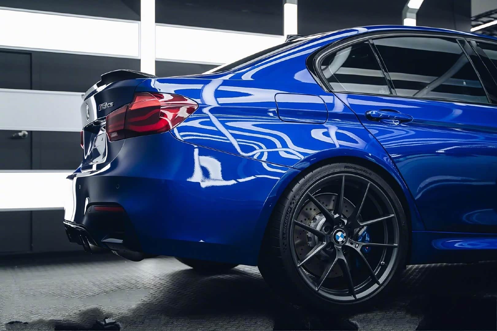 宝马m3蓝色的车身更加年轻