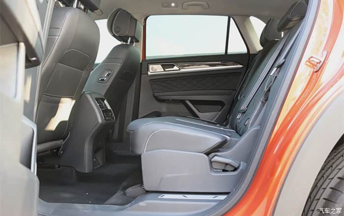 后排空间确实很大,中央地板几乎是纯平了,况且我觉得在合资车型里面