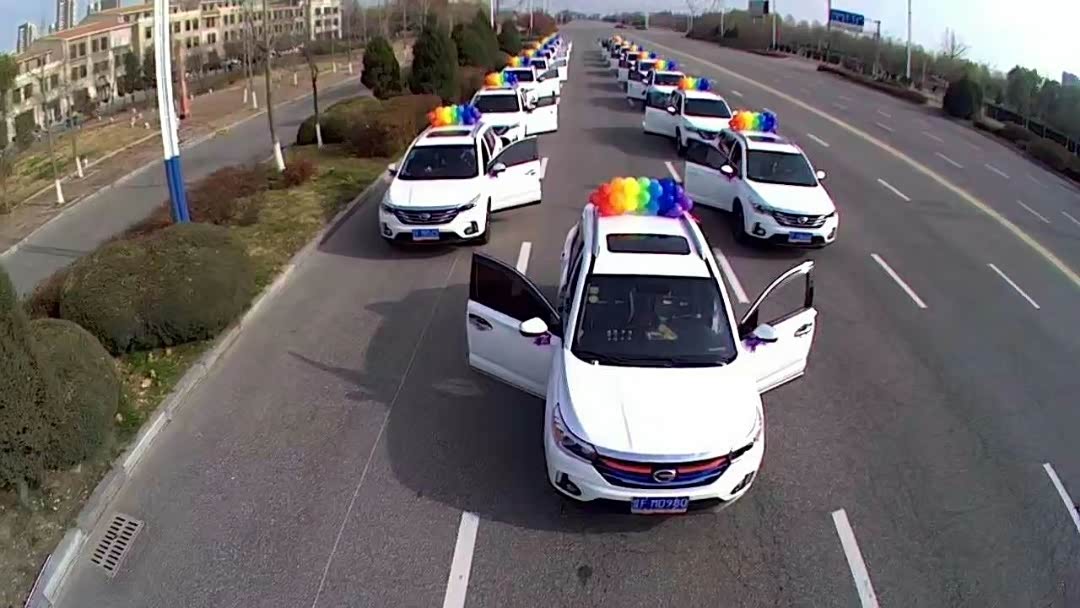 来看看我们车队这个照片都专业,我们这次也花钱请航拍给我拍摄,在气场
