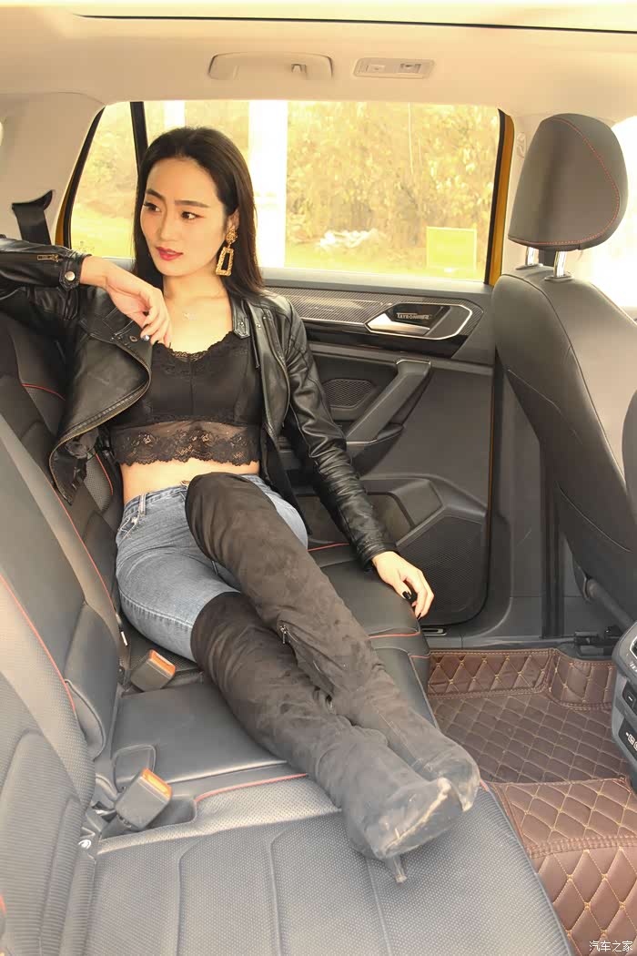 【美女当车模】紧身牛仔裤搭配黑色长靴,尽显长腿女神好身材