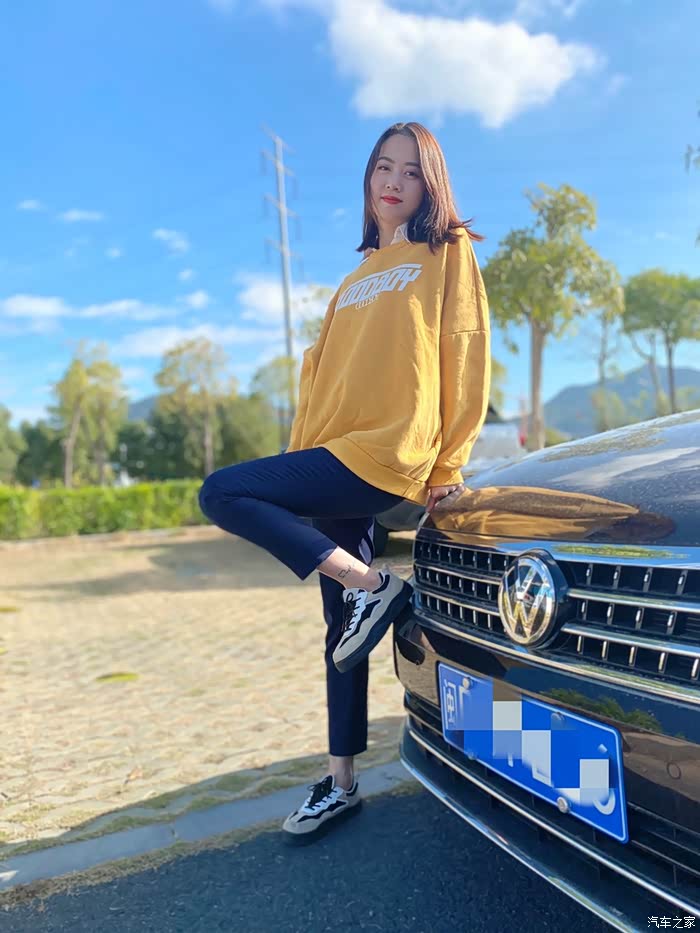 美女小姐姐开迈腾也很霸气