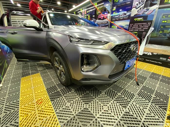 全新胜达提车全车改色贴膜施工底盘装甲作业