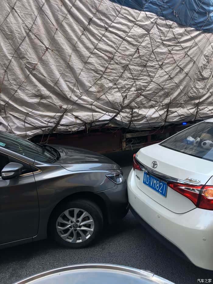 白车突然停车导致被挂车剐蹭