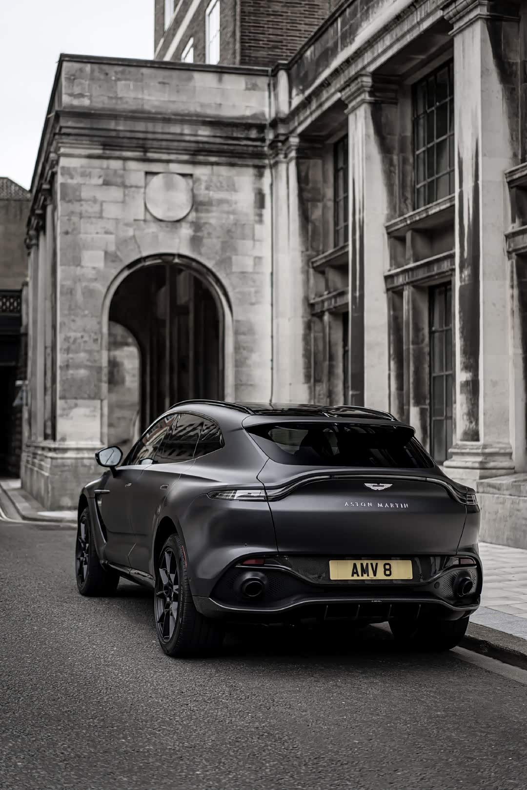 阿斯顿马丁对dbx的定义是gt suv,漂亮极了!